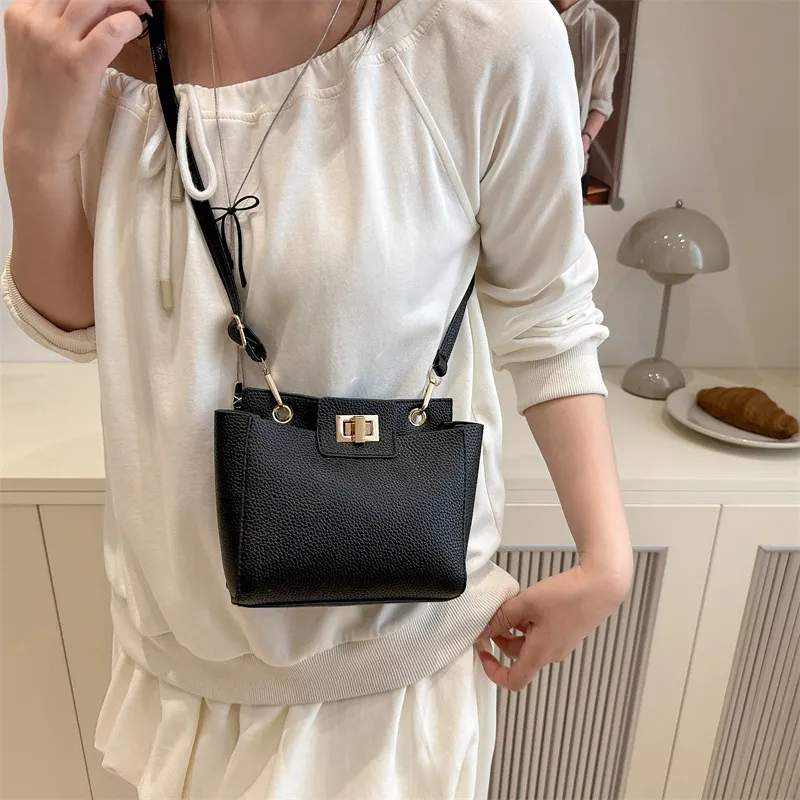 2025 신상 유럽풍 미국풍 패션 텍스처 대용량 심플  - Leatherwork Bag 리뷰 및 가격