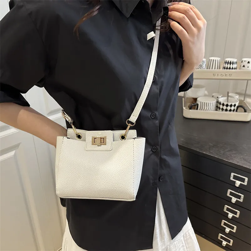 2025 신상 유럽풍 미국풍 패션 텍스처 대용량 심플  - Leatherwork Bag 리뷰 및 가격