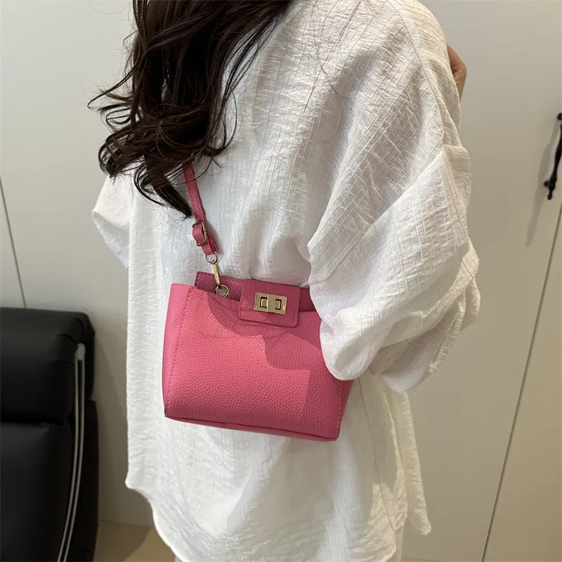 2025 신상 유럽풍 미국풍 패션 텍스처 대용량 심플  - Leatherwork Bag 리뷰 및 가격